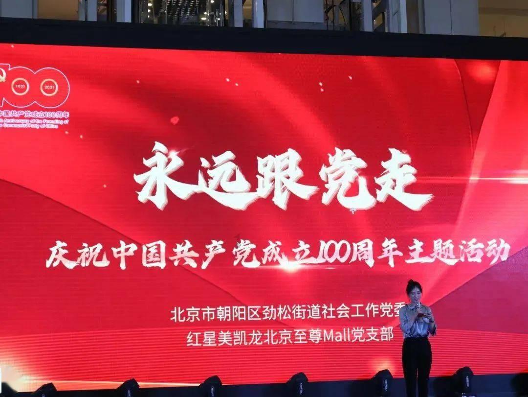 倪妮穿着白色西装秀长腿,烟熏妆凌厉冷酷气场强大,她的时尚表现力如何?-专业有问必答平台